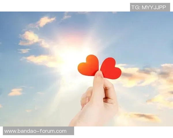 足球场上的爱心庆祝动作传递温暖与团结的力量 足球场上的爱心庆祝动作传递温暖与团结的力量