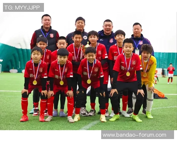 足球小将世界杯预选赛激战正酣少年球员展现拼搏精神与团队协作魅力 足球小将世界杯预选赛激战正酣少年球员展现拼搏精神与团队协作魅力