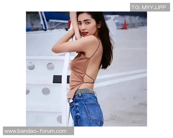 足球宝贝吴春怡展现青春风采与运动魅力引领时尚潮流